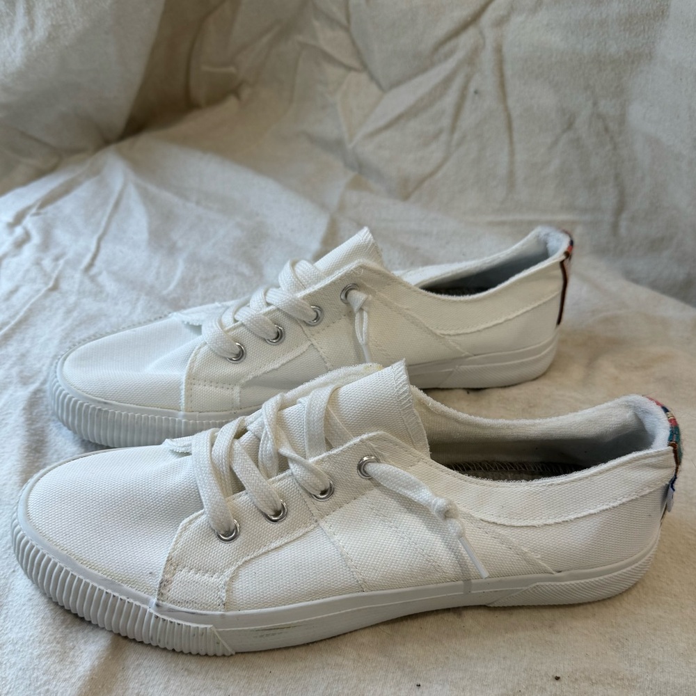 Tommy Bahama White Embroidered Pattern Low Top Lace Up Canvas Sneakers